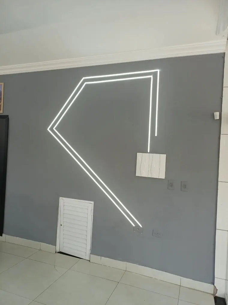 Parede cinza com desenho em perfil de LED.