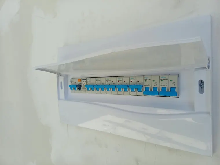 Quadro residencial com DR e um disjuntor para cada circuito.