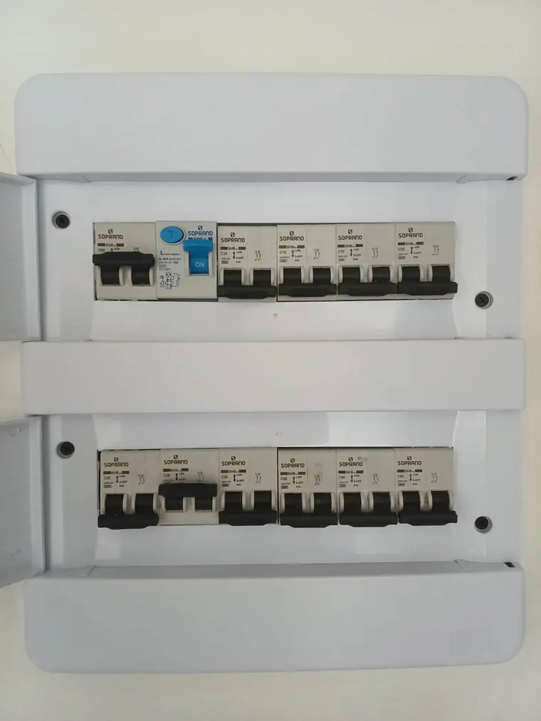 Quadro com DR e disjuntores organizados em duas fileiras.