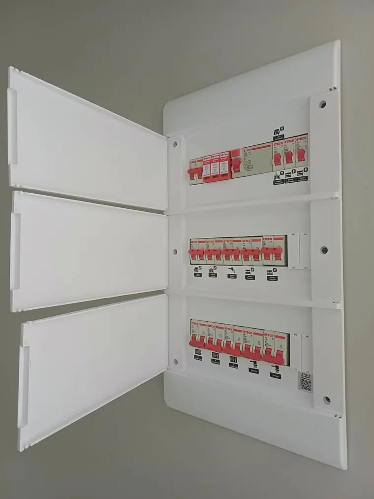 Quadro com cada disjuntor identificado: iluminação, tomadas, chuveiro e ar-condicionado.