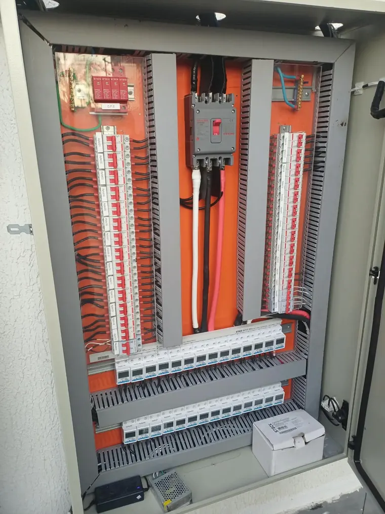 Quadro geral de prédio, com disjuntor e medidor para cada apartamento.